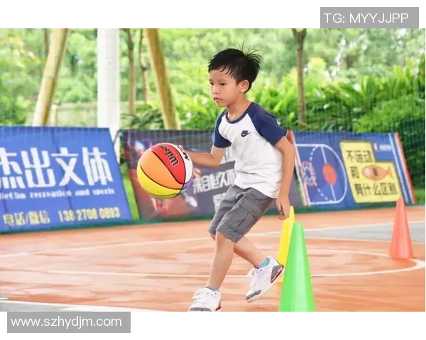 足球球星绕桩训练展现卓越控球技巧与身体协调能力